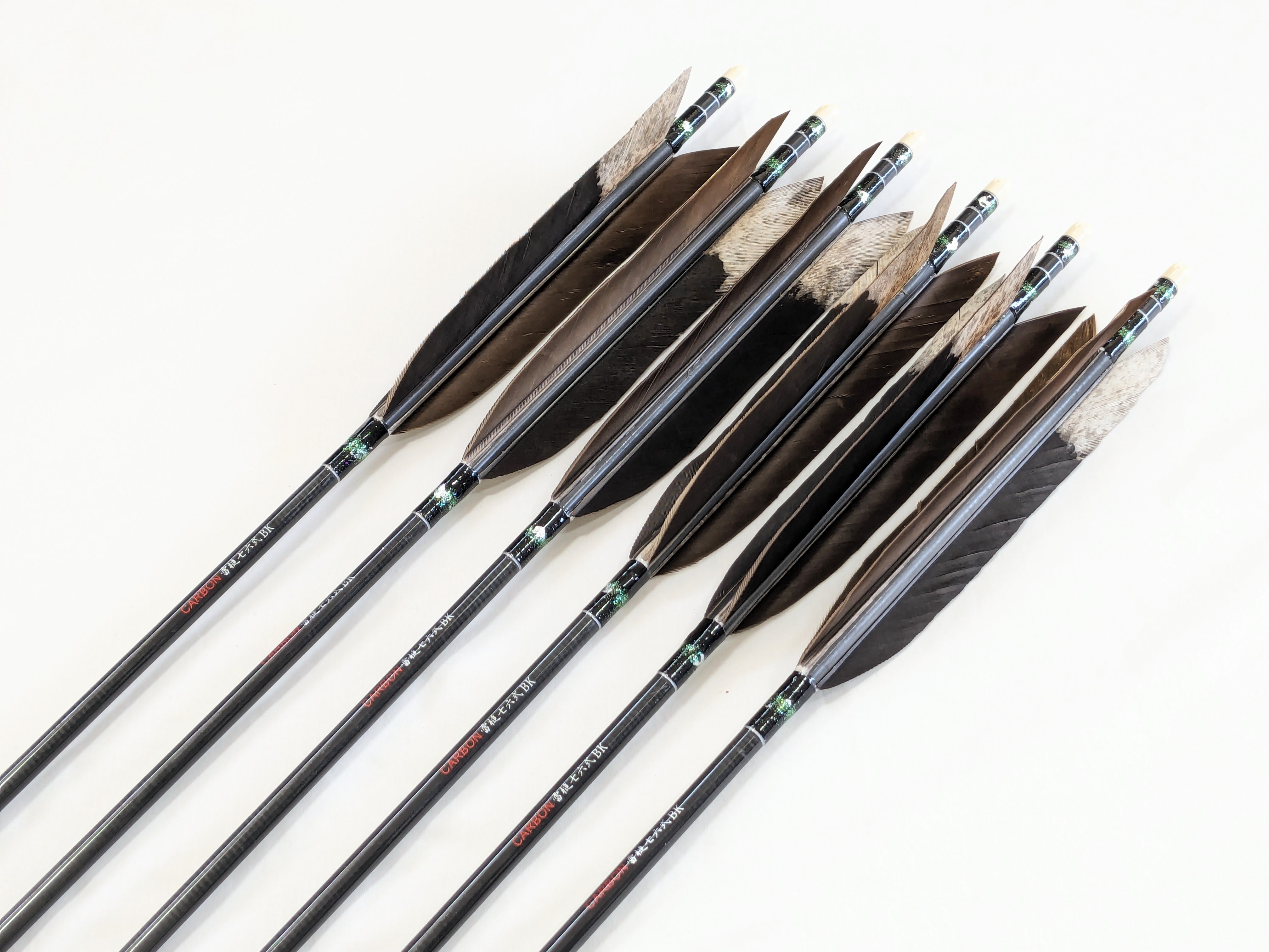 弓道　遠的矢雷槌六六式Hグースナタ羽　100 特注美品弓道遠的矢 大鳥風 雷槌式六六式H カーボングースナタ染め